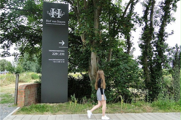 Hof van Stayen酒店标识导视设计1