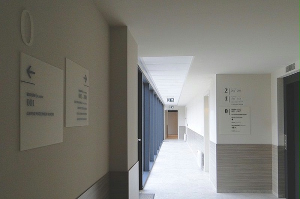 Hof van Stayen酒店标识导视设计2