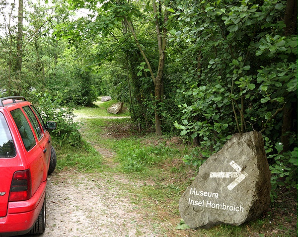 霍姆布洛伊希岛博物馆位于德国诺伊斯，既是一座博物馆，也是一个公园，将艺术和自然融为一体，给人们带来自然与艺术的双重享受。NTK设计公司受邀为其进行标识导视系统设计1