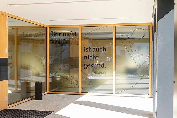 LIV医美机构标识导视系统设计4