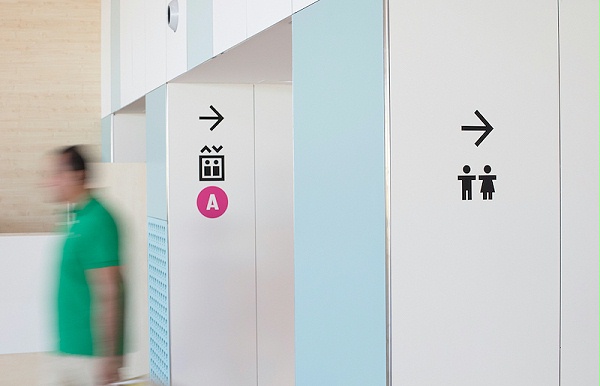 巴塞罗那儿童医院标识导视设计8