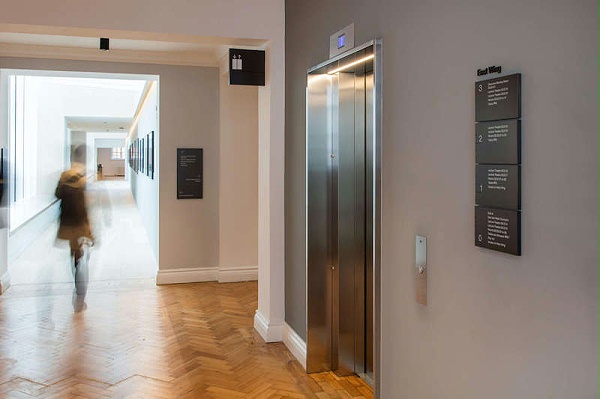 伦敦商学院萨米奥弗中心标识导视系统设计1