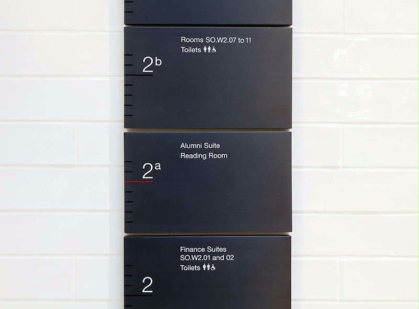 伦敦商学院萨米奥弗中心标识导视系统设计3