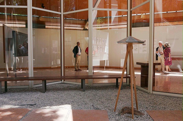 威尼斯双年展加拿大馆标识导视系统设计3