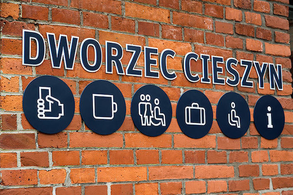 波兰切申火车站标识导视系统设计2