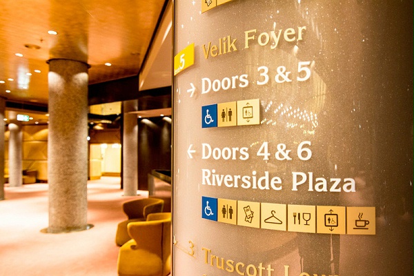 墨尔本艺术中心标识导视系统设计4