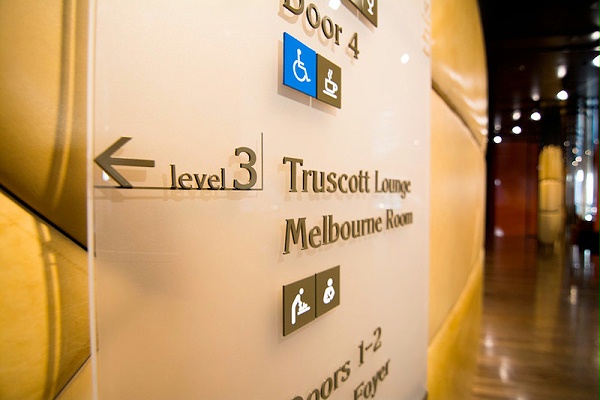 墨尔本艺术中心标识导视系统设计5