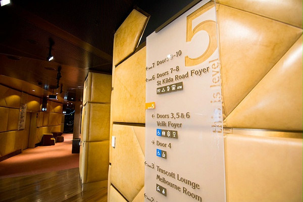 墨尔本艺术中心标识导视系统设计6