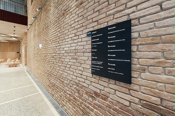 中欧大学布达佩斯校区标识导视设计1