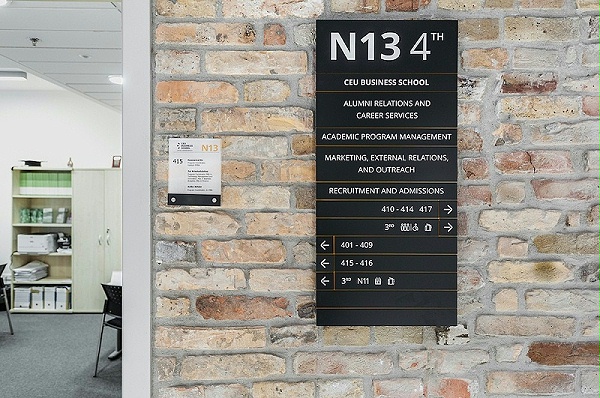 中欧大学布达佩斯校区标识导视设计4