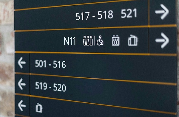 中欧大学布达佩斯校区标识导视设计6