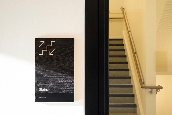 罗汉普顿大学图书馆标识导视设计4