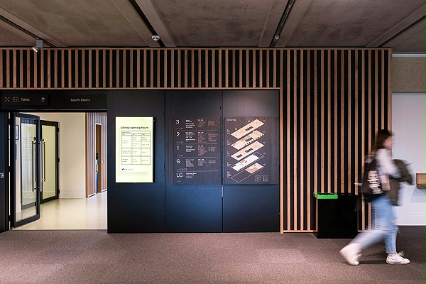 罗汉普顿大学图书馆标识导视设计2