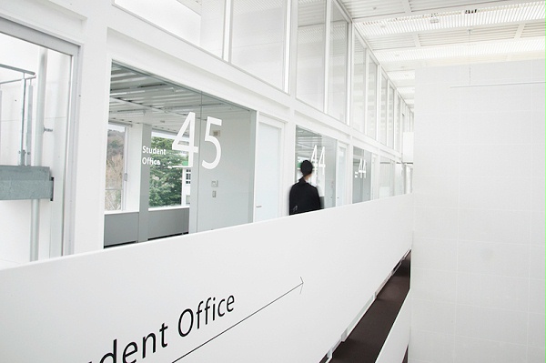 横滨市立大学广场标识导视设计5