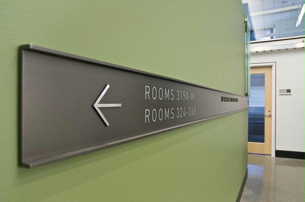 华盛顿大学Savery Hall大楼标识导视设计4