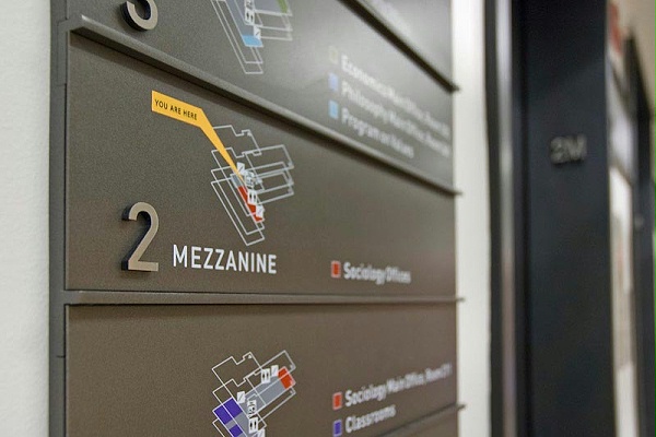 华盛顿大学Savery Hall大楼标识导视设计5