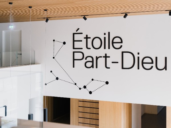 里昂Étoile办公楼标识导视系统设计