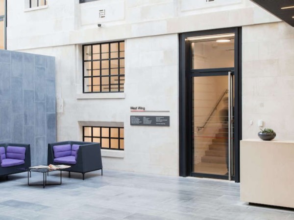 伦敦商学院萨米奥弗中心标识导视系统设计